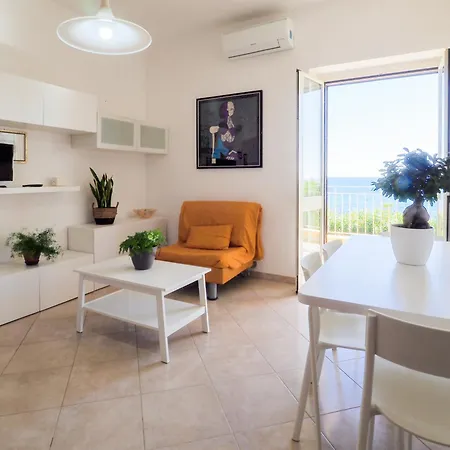 Is Femminas 25 - Fronte Mare Apartment *